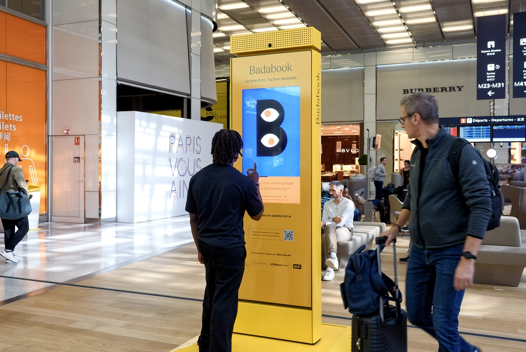 BADABOOK_borne_CDG2E porte M_Extime JCDecaux Airport