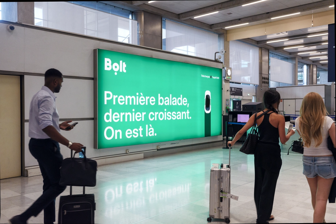 Bolt campaign, luggage lightbox, CDG 2F