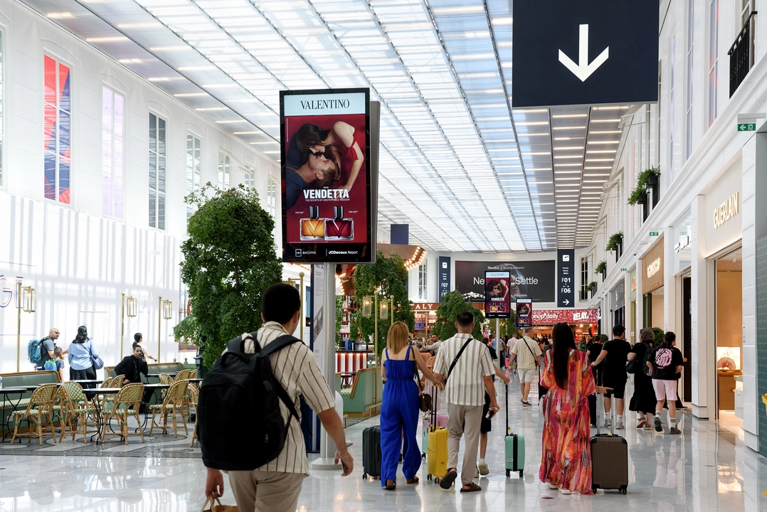 Valentino VENDETTA launch campaign, DOOH network, shopping proxi