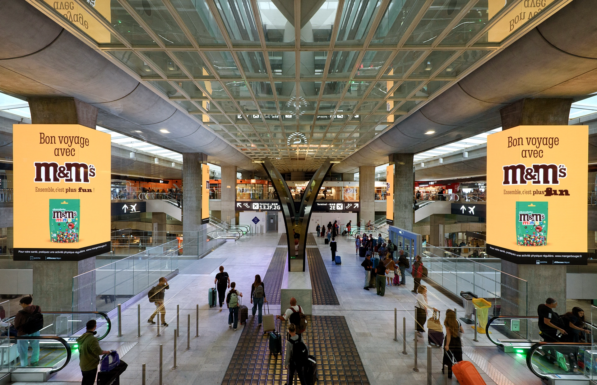 M&M'S_station digital pillars_CDG gare TGV_ExtimeJCDecauxAirport