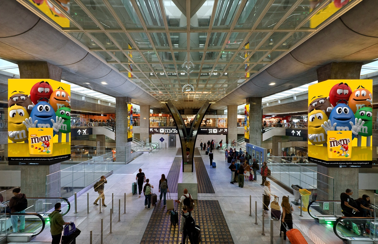 MONTAGE M&M'S_station digital pillars_CDG gare TGV_Extime JCDecaux Airport