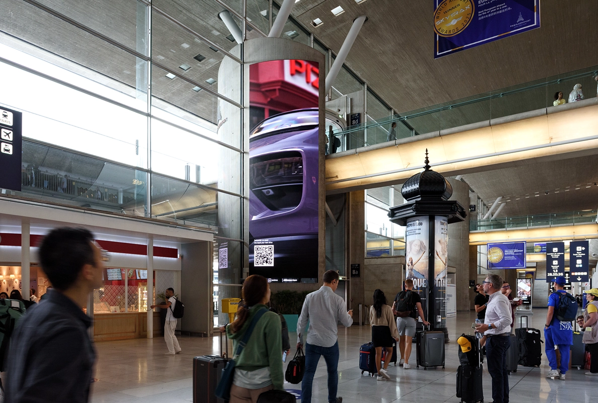 PORSCHE_digital pillars_CDG2F_Extime JCDecaux Airport