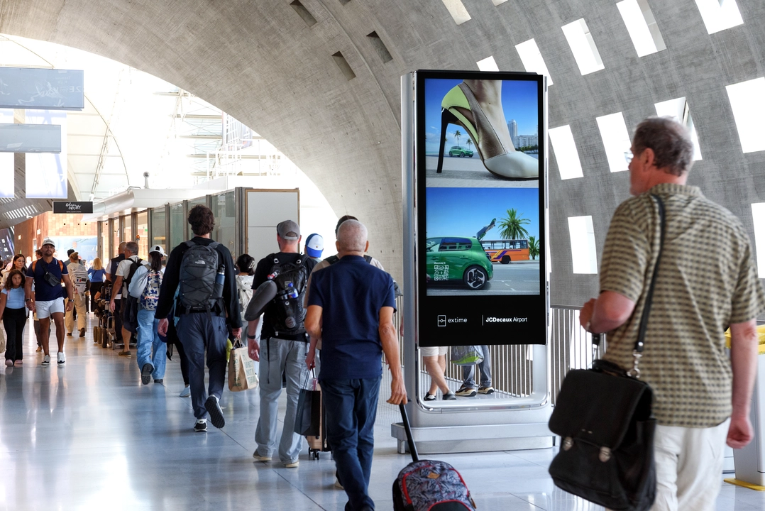 DOOH network, Renault campaign