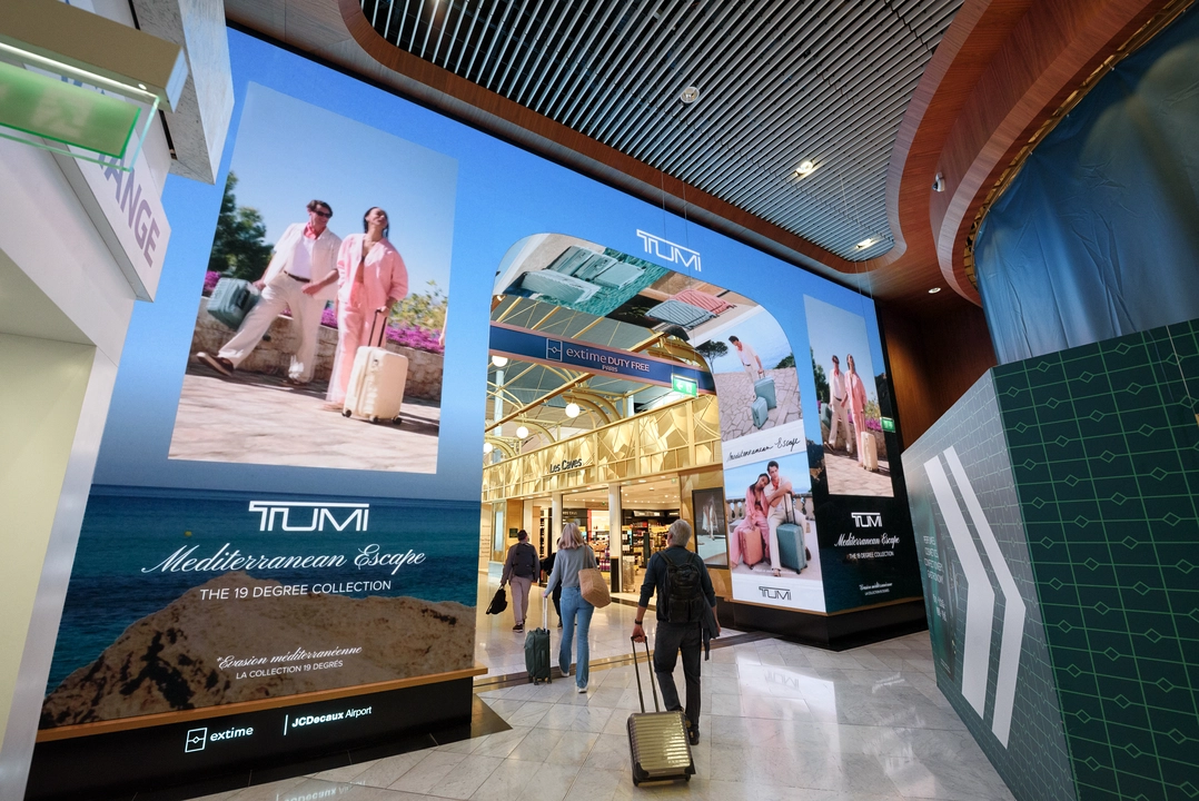 Shopping Digital Arch, TUMI campaign